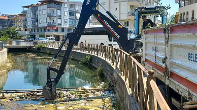 Manavgat'ta açık kanallar temizlendi, çevre sağlığı için çalışmalar sürüyor!