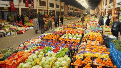 Pazar Ziyaretinde Ekonomi Konuşuldu: “İki Şeftaliye 50 Lira Verdik”