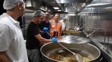 Deprem Bölgesinde 6 Bin Öğün Yemek: İzmir Büyükşehir Belediyesi’nden Destek