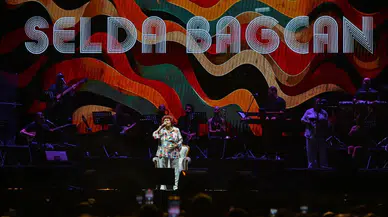 Selda Bağcan, İzmir Fuarı'nda unutulmaz bir konser vererek müzik severlere keyifli anlar yaşattı