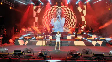 İzmir Çim Konserleri Devam Ediyor: Derya Uluğ'dan Coşku Dolu Konser