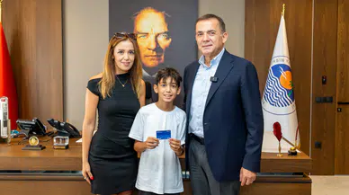 11 yaşındaki Aras, çöplerle çevre duyarlılığını artıran kampanyasıyla Başkan Özyiğit'le buluştu