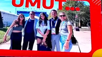 Cumhurbaşkanı Erdoğan'ın New York'ta  olduğu sırada Times Meydanı'nda İmamoğlu ve Özel’in aile fotoğrafı