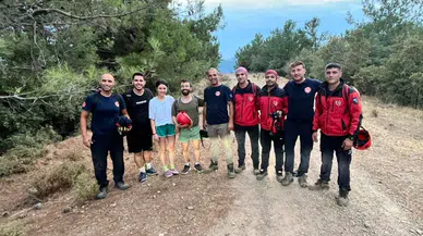 İzmir İtfaiyesi kayalıklarda mahsur kalan üç genci kurtardı