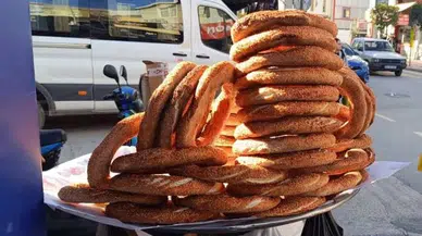 FETÖ'nün mağdur ettiği diplomalı öğretmen simit satıyor