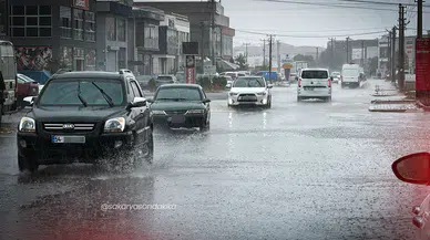 Sakarya’da sağanak hayatı felç etti: Dereler taştı, 18 okulda eğitime ara verildi
