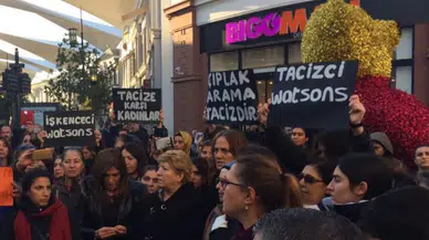 Kadınlar Watsons'da yapılan çıplak arama için toplanıyor