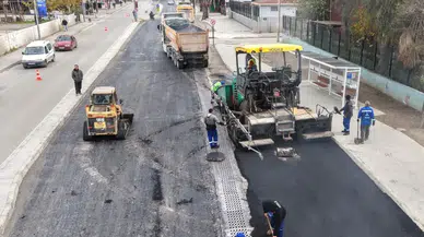 İzmir Büyükşehir Belediyesi 30 ilçede asfalt seferberliği başlattı, ulaşım konforu arttı.