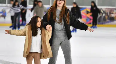 İzmir'de Öğrencilere Ücretsiz Buzda Kayma Keyfi!