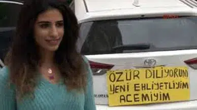 Otomobilinin arkasına 'Özür diliyorum. Yeni ehliyetliyim, acemiyim' yazısını astı