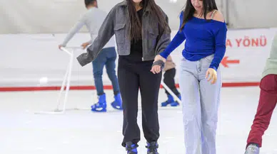 İzmir'de kış keyfi: Buz pistleri yarıyıl tatiline özel 15 Şubat'a kadar açık!