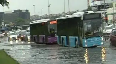 İstanbul'da E-5'te Su Baskını... Trafik Durdu!