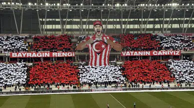 Sivasspor-Amedspor maçında bayrak protestosu ve kar topu