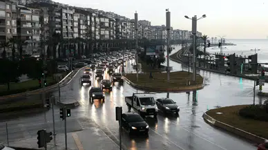 İzmir, Kuvvetli Yağışla Mücadelede Seferber Oldu, Mahsur Kalan Bir Kişi Kurtarıldı