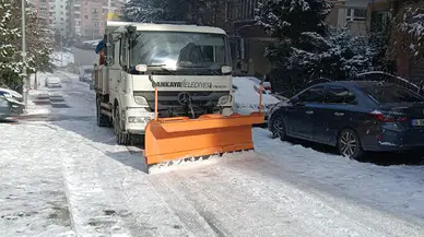 Çankaya Belediyesi kar yağışına karşı yoğun mücadele başlattı, yollar güvenli hale getiriliyor.