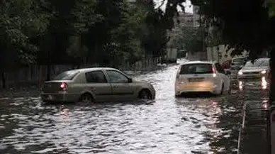 Avcılar'da alt geçidi su bastı, vatandaşlar araç içinde mahsur kaldı
