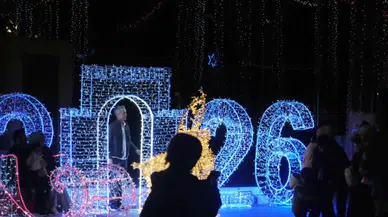 Bodrum Belediye Meydanı, yeni yılı ışıl ışıl süslemelerle karşıladı, kalabalık ziyaretçi akınına uğradı