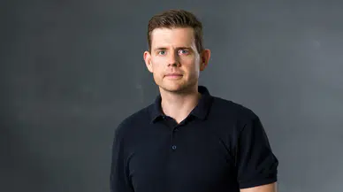 Ünlü akademisyen sözünü tuttu canlı yayında kitabını yedi