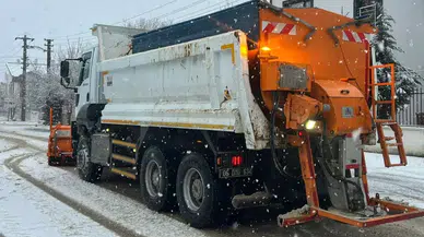 Çankaya Belediyesi karla mücadele ekipleri, olumsuz hava koşullarına karşı çalışmalara devam ediyor