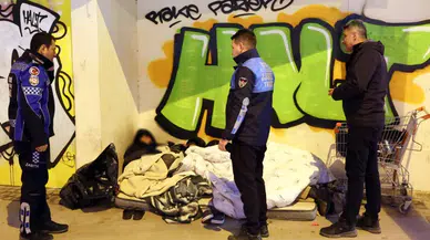 İzmir'de Soğukta Yaşayanlara Barınma Yardımı: 32 Kişi Güvenli Alanlara Yerleştirildi