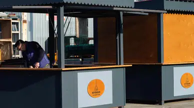 İzmir Karşıyaka sahilinde mısır ve kestane stantları yenilendi