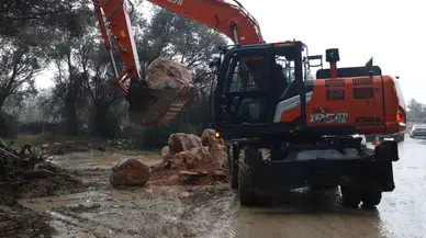 İzmir'de Kuvvetli Yağışlar Devam Ediyor, Ekipler Altyapı Çalışmalarını Sürdürüyor