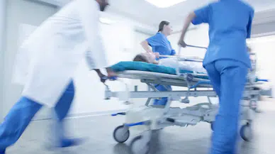 Kahvehanede bayıldı, arkadaşları oyuna devam etti