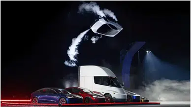 Elon Musk “uçan Tesla”yı tanıttı: Roadster havada takla attı