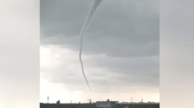 Adana'da Hortum Paniği! Şiddetli Fırtına Çatıları Uçurdu, Sokaklar Göle Döndü