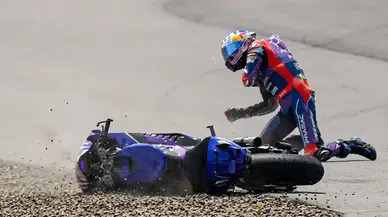 Toprak Razgatlıoğlu MotoGP'de Korkutan Kaza Geçirdi! Omzu Çıkan Milli Motosikletçi Herkesi Şaşırtan Bir Hareket Yaptı