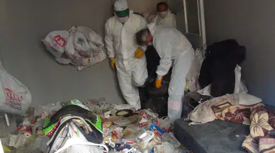 Üzerinde 30 bin, bankada 450 bin TL vardı.. Evinden de 22 kilo para çıktı