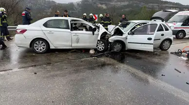 Burdur’da iki otomobil kafa kafaya çarpıştı: 6 ölü, 6 yaralı