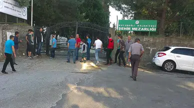 Bayramda mezarlık kapısının kilitlenmesine tepki