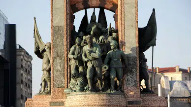 Taksim Cumhuriyet Anıtı'nın çevresi polis tarafından kapatıldı