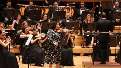 AASSM’de Büyüleyen Gece: Hande Küden, “Romantizmin İki Yüzü” Konseriyle İzmir’i Etkiledi