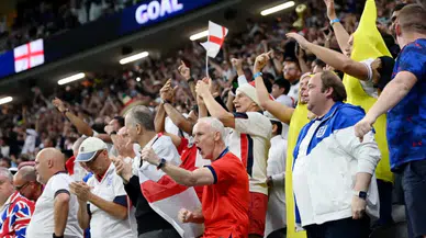 İngiliz taraftar rakip kalecinin su şisesini alıp içine işedi!