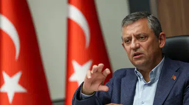 CHP lideri Özgür Özel, Atatürk büstünü koruyan çocuklar ile görüştü