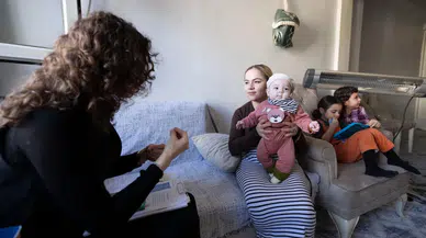 İzmir 95 Programı büyüyor: Anne adayları ve 0-3 yaş çocuklara ücretsiz, ev temelli destek