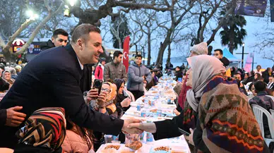 Balıkesir'de Başkan Ahmet Akın, Ramazan iftarında binlerce kişiyle bir araya gelerek birlik mesajı verdi