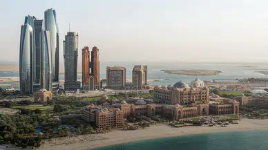 Abu Dabi'de sis yüzünden onlarca araç birbirine girdi