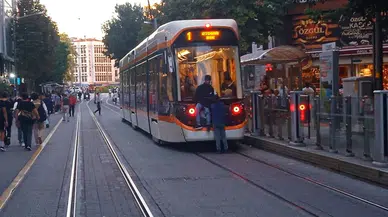 12 yaşındaki küçük kızı tramvaydan attılar