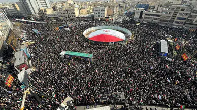 Tahran'da Ali Laricani ve Tümgeneral Süleymani için binlerce kişinin katıldığı cenaze töreni düzenlendi
