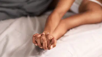 Cinsel ilişkiye girmeyen karısını tekmeleyerek öldürdü!