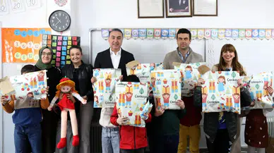 Çankaya Belediyesi Karataş'ta çocuklara bayram hediyesi dağıttı