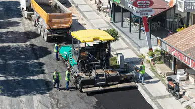 Çeşme'de Yaz Sezonu Öncesi Yol Yenileme Çalışmaları Hız Kazandı