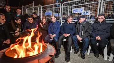 İzmir Meslek Fabrikası nöbeti gece boyunca sürdü: Cemil Tugay ve yurttaşlardan dayanışma mesajı