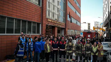 İzmir Büyükşehir Belediyesi’nden gerçeğini aratmayan tatbikat: Deprem ve yangın senaryosu başarıyla uygulandı