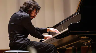 18 yaşındaki piyanist Eren Düzenli, İzmir’de sahnede büyüledi