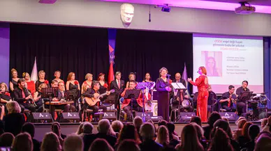 İzmir’de otizme dikkat çeken anlamlı konser: Kırmızı güllerle güçlü mesaj