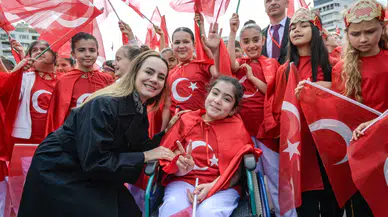 İzmir’de 23 Nisan coşkusu Cumhuriyet Meydanı’nda yaşandı: Kahramanmaraş’taki saldırıda hayatını kaybedenler unutulmadı